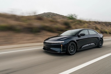 Xe chống đạn nhanh nhất thế giới là chiếc ô tô điện giá 475.000 USD