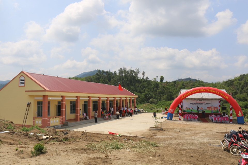 Có phòng học Dân trí, hàng trăm em nhỏ Tây Nguyên chấm dứt chuyện học nhờ - 8 Có phòng học Dân trí, hàng trăm em nhỏ Tây Nguyên chấm dứt chuyện học nhờ - 8