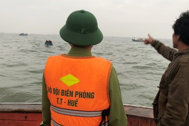 Tàu chở 11 thuyền viên mắc cạn trên biển do đá ngầm