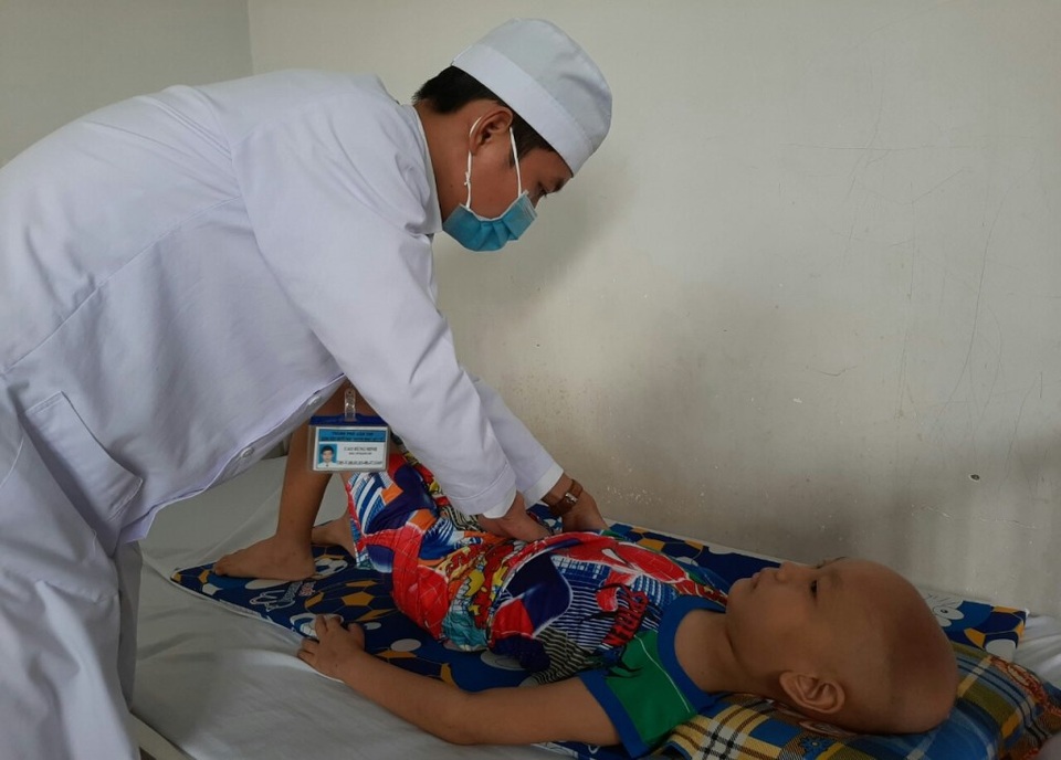 Thương bé 10 tuổi nhà nghèo mắc ung thư máu, có khả năng đẩy lùi bệnh - 2 Thương bé 10 tuổi nhà nghèo mắc ung thư máu, có khả năng đẩy lùi bệnh - 2
