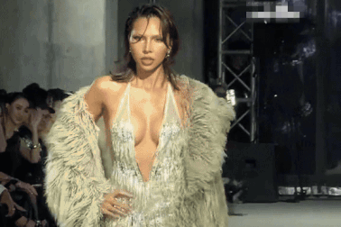 Minh Triệu vấp tà váy, xử lý sự cố chuyên nghiệp trên sàn diễn thời trang