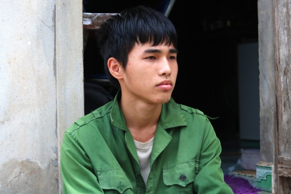 Vợ mất, người đàn ông ung thư từ chối điều trị, dành tiền cho con chữa bệnh