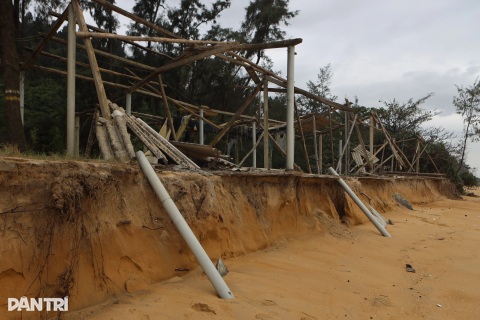 Bãi biển Hàm Rồng ở Huế sạt lở tan hoang