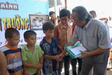 Quỹ Nhân ái hỗ trợ 10 triệu đồng mua sách vở giúp hơn 90 học sinh có nhà bị cháy 