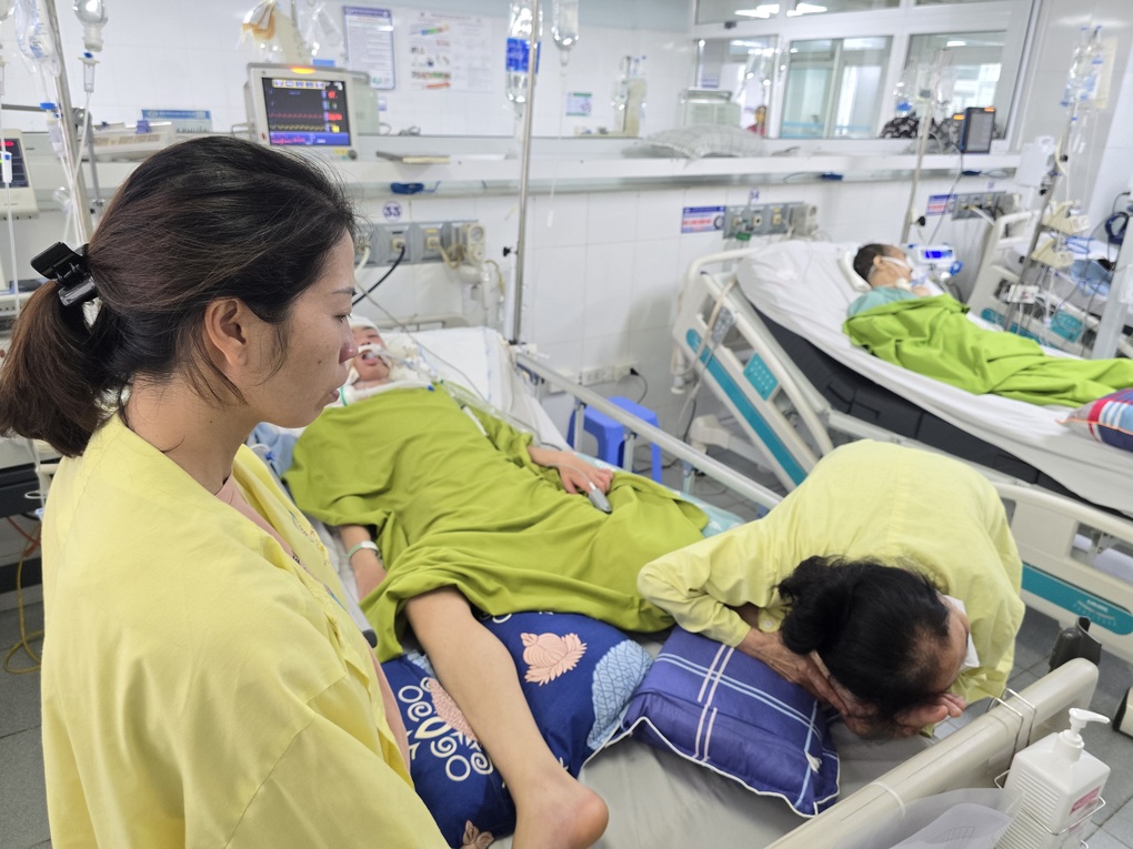 Nam sinh lớp 8 bị đánh chết não: Người mẹ mong chờ phép màu - 2 Nam sinh lớp 8 bị đánh chết não: Người mẹ mong chờ phép màu - 2