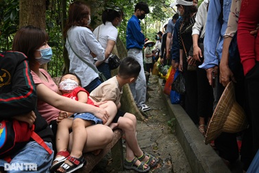 Hành trình gian nan vượt biển người lên núi dâng hương các vua Hùng