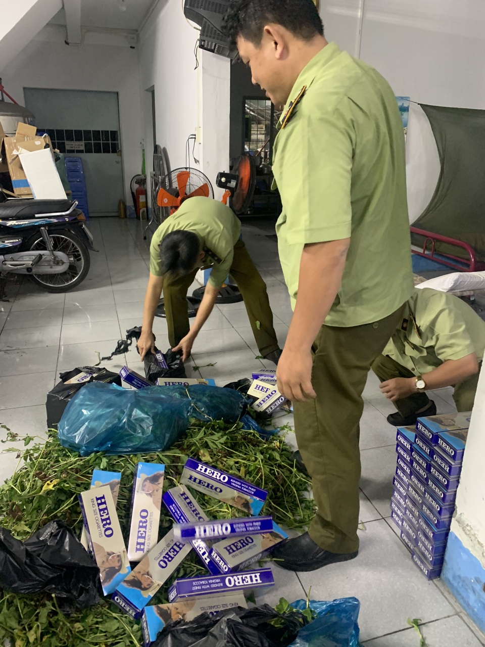 Phát hiện loạt giỏ lớn bên ngoài phủ rau xanh bên trong toàn hàng cấm - 2 Phát hiện loạt giỏ lớn bên ngoài phủ rau xanh bên trong toàn hàng cấm - 2