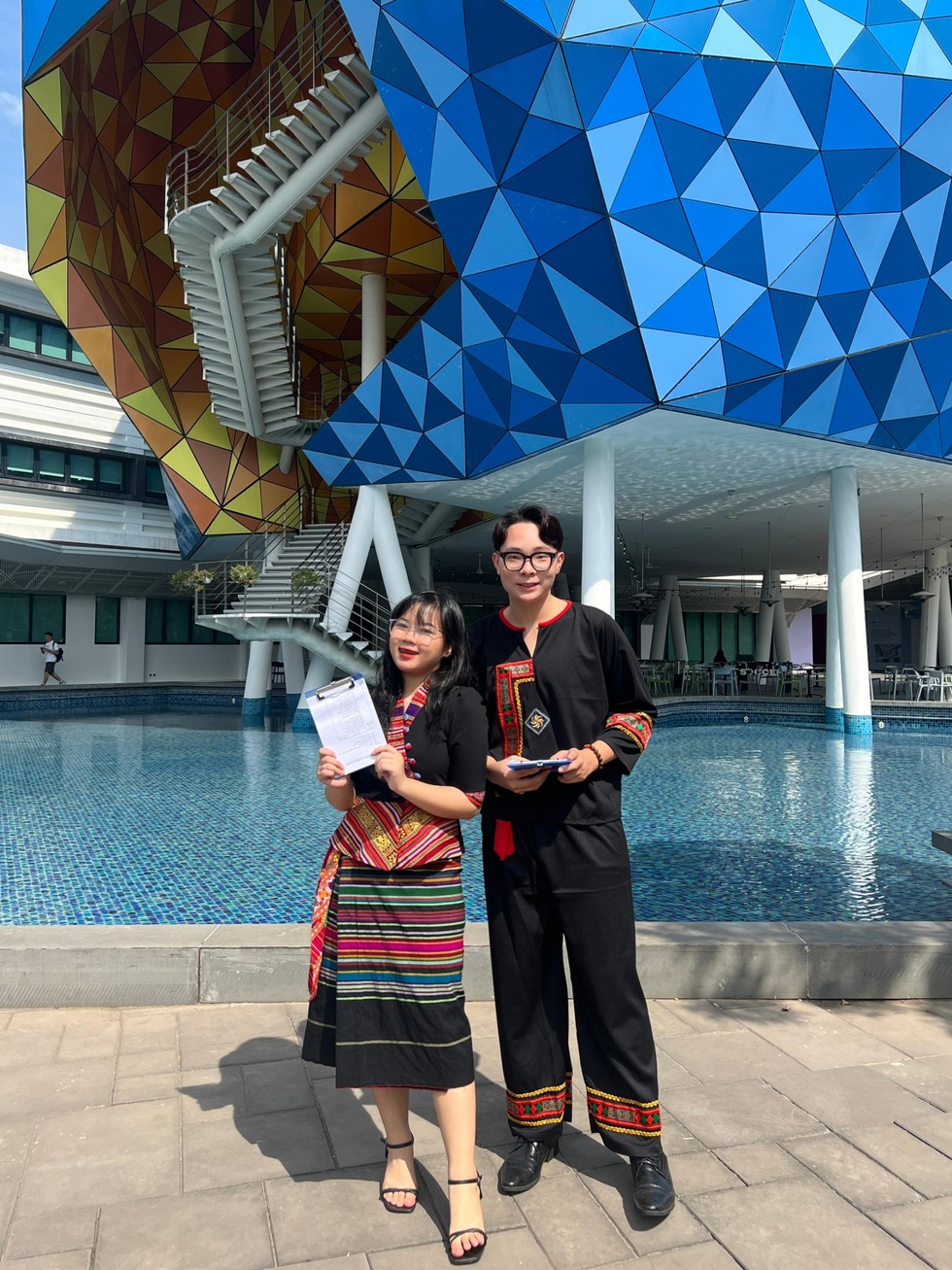 Nữ sinh dân tộc Khơ Mú miền núi Nghệ An giành học bổng 1 tỷ đồng - 3 Nữ sinh dân tộc Khơ Mú miền núi Nghệ An giành học bổng 1 tỷ đồng - 3