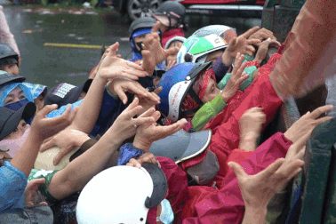 Tình người lan tỏa ở vùng lũ Phú Yên sau ngày nước rút