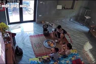 Bố phản ứng nhanh cứu 2 con nhỏ khỏi tai nạn nguy hiểm