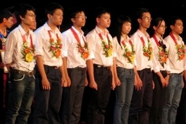 Vinh danh thủ khoa: Tủi lòng người có người không 