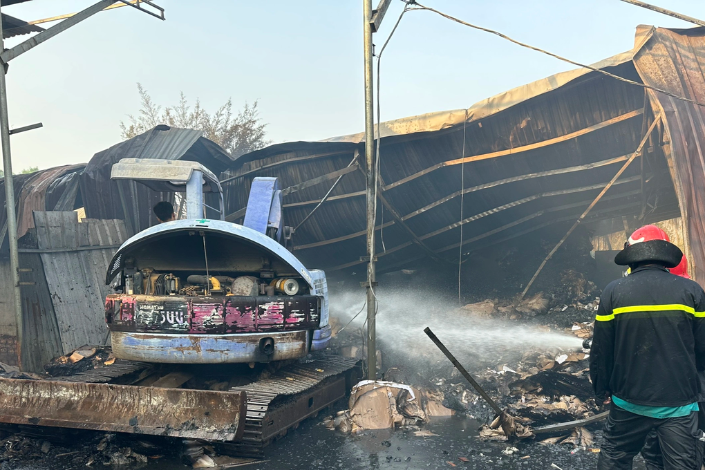 Công ty sản xuất bao bì ở Bình Dương bốc cháy lúc nửa đêm - 2 Công ty sản xuất bao bì ở Bình Dương bốc cháy lúc nửa đêm - 2