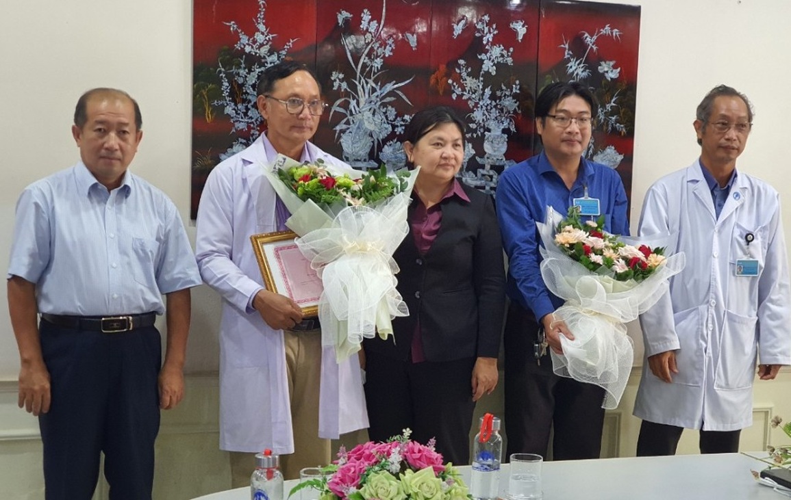Khen thưởng ê kíp phẫu thuật thành công ca cố định cột sống cổ - 1 Khen thưởng ê kíp phẫu thuật thành công ca cố định cột sống cổ - 1