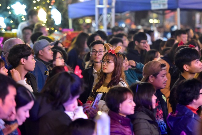 24h trước lễ Giáng sinh: Chôn chân giữa biển người tại Nhà thờ Lớn, phố Hàng Mã - 3 24h trước lễ Giáng sinh: Chôn chân giữa biển người tại Nhà thờ Lớn, phố Hàng Mã - 3
