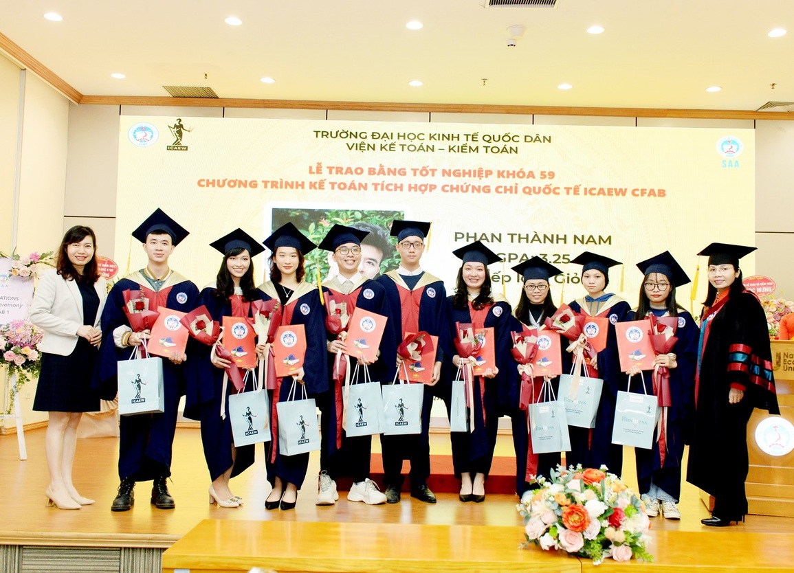 NEU trao bằng tốt nghiệp cho khóa đầu tiên tích hợp chứng chỉ quốc tế ICAEW CFAB - 4 NEU trao bằng tốt nghiệp cho khóa đầu tiên tích hợp chứng chỉ quốc tế ICAEW CFAB - 4