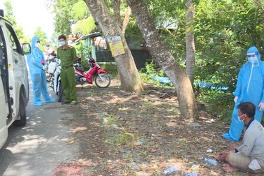 Bị đưa đi cách ly, người đàn ông đập vỡ kính xe cấp cứu, bơi qua sông trốn