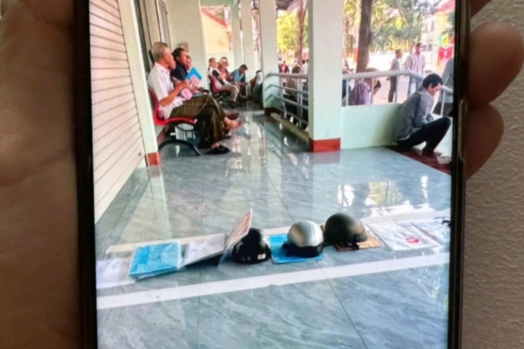 Lý do người dân đặt gạch, mũ bảo hiểm xếp hàng chờ làm thủ tục hành chính