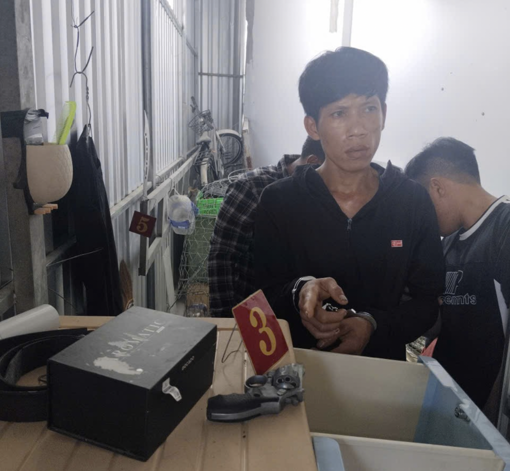 Tên trộm đánh rơi khẩu súng và 4 viên đạn - 1