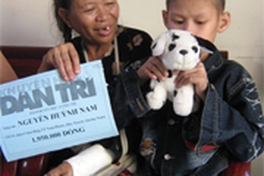 Tiếp tục trao tiền bạn đọc ủng hộ đến em Nguyễn Huỳnh Nam