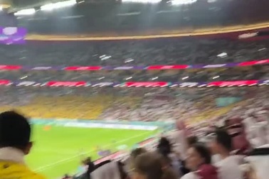 CĐV Ecuador chế giễu Qatar dùng tiền mua trọng tài