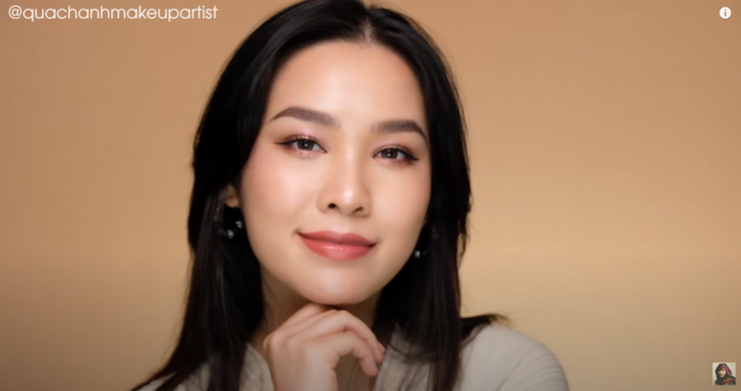 Mix màu hồng cánh sen với cam đất tạo ra màu son thiên đỏ dễ dùng mà trẻ trung. Ảnh: Quach Anh Makeup Artist.