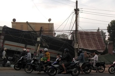 Xe tải tông sập nhà dân bên đường, tài xế và phụ xe tử vong