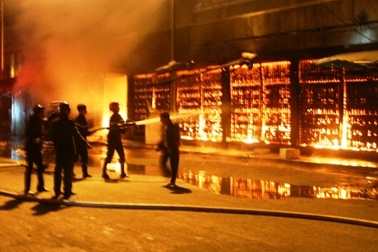 Hình ảnh hiện trường vụ cháy dữ dội tại chợ Phủ Lý