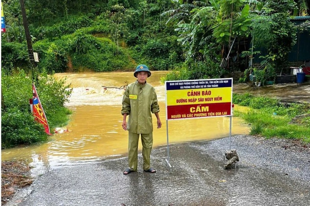 Nước lũ dâng cao, nhiều nơi bị chia cắt khi bão Bualoi chưa vào - 3 Nước lũ dâng cao, nhiều nơi bị chia cắt khi bão Bualoi chưa vào - 3