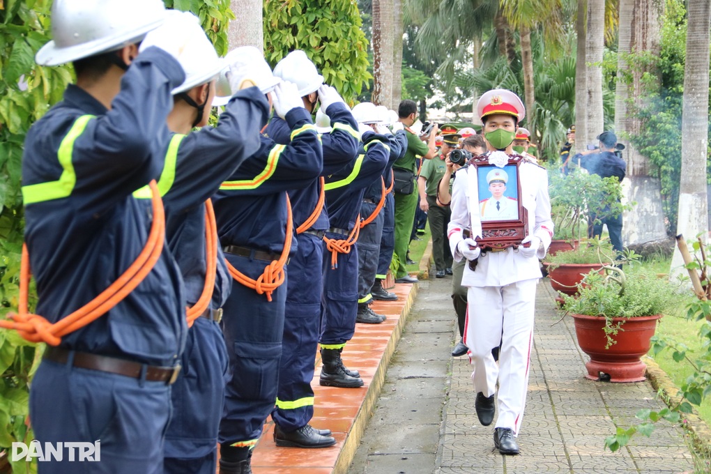 Em yên tâm an nghỉ, gia đình rất tự hào về em! - 1 Em yên tâm an nghỉ, gia đình rất tự hào về em! - 1
