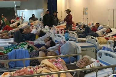 Gần 100 công nhân ngộ độc ngất xỉu do ăn nui