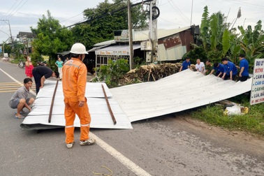 Mưa lớn kèm lốc xoáy ở Tây Ninh khiến một người tử vong, 65 căn nhà tốc mái