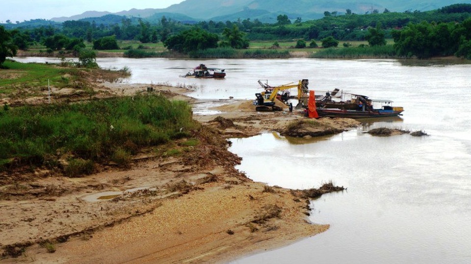 Nghệ An: Bãi tập kết cát sỏi không phép tràn lan, chính quyền bất lực? - 1 Nghệ An: Bãi tập kết cát sỏi không phép tràn lan, chính quyền bất lực? - 1