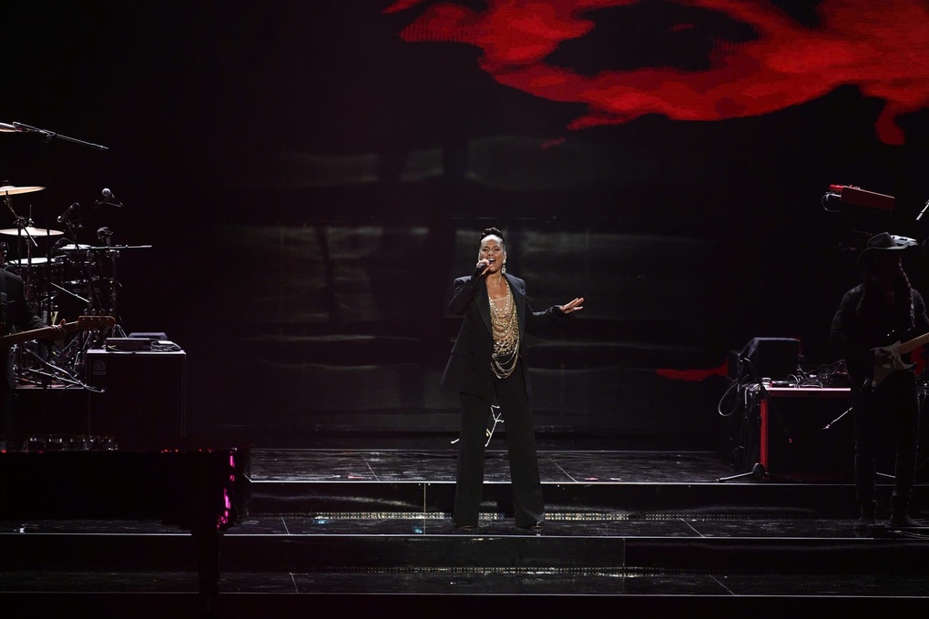 Nghệ sĩ giành 17 giải Grammy Alicia Keys diễn cảm xúc trên sân khấu Hà Nội - 1