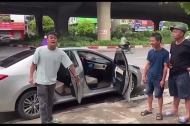 Cán bộ CSGT giúp người bị nạn, nhờ quay clip làm chứng