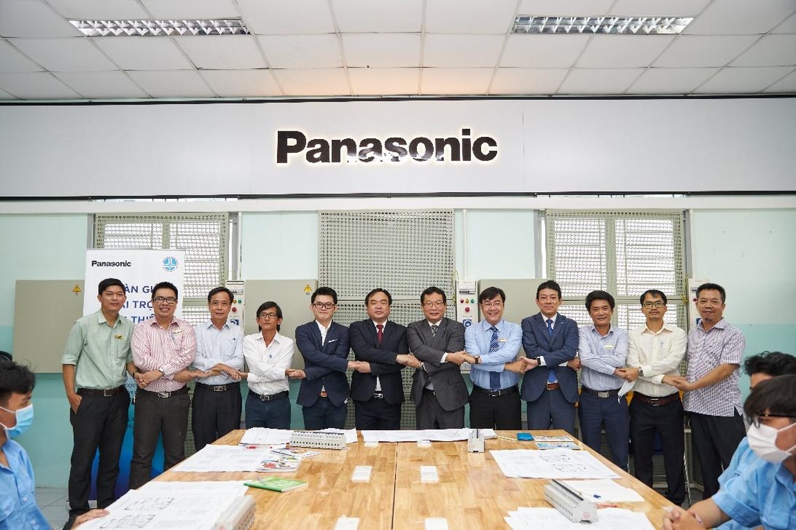Panasonic Life Solutions Việt Nam tài trợ thiết bị thực hành cho sinh viên - 3 Panasonic Life Solutions Việt Nam tài trợ thiết bị thực hành cho sinh viên - 3
