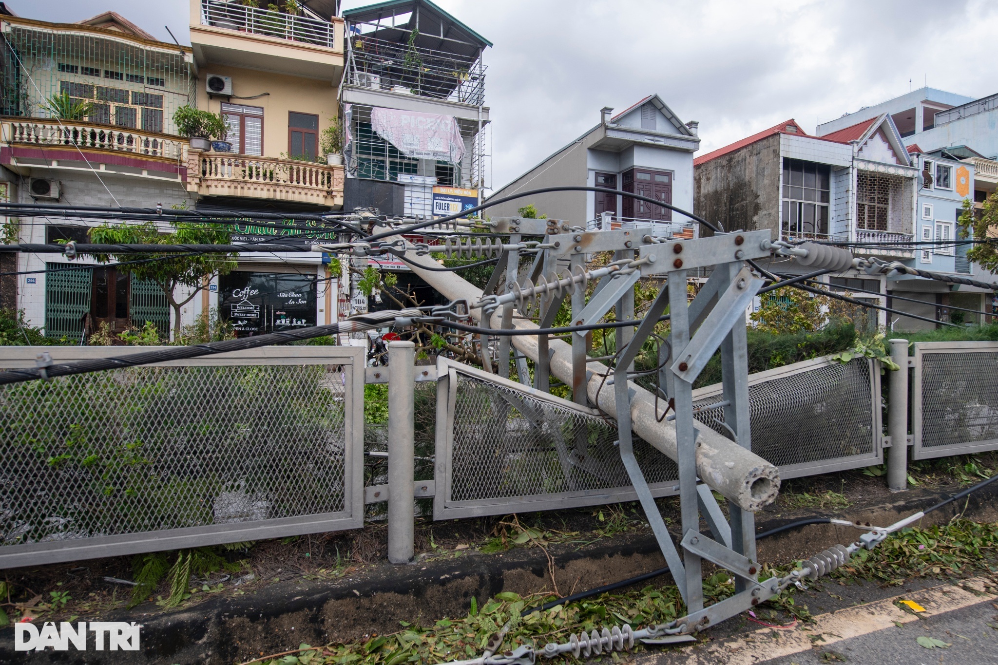 View - Quốc lộ 18 ở Quảng Ninh bị "đứt đoạn" do cột điện gãy đổ hàng loạt | Báo Dân trí