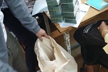 "Phát sốt" về hình ảnh đại gia khệ nệ vác bao tải tiền đi mua bất động sản