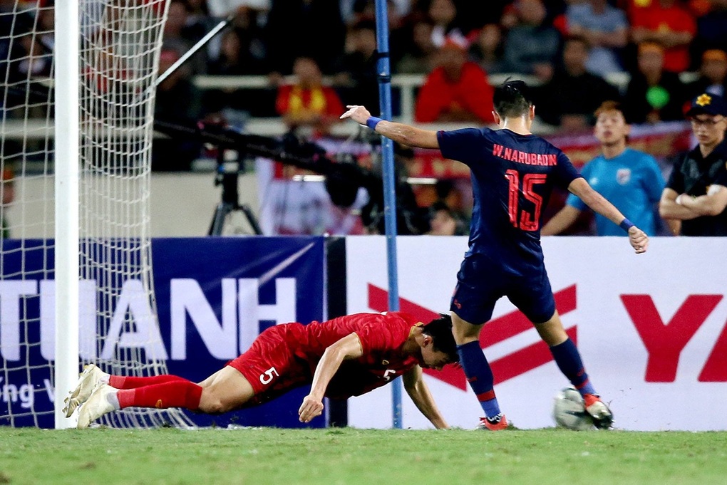 Leny Yoro dũng cảm dùng đầu cản bóng, cứu thua cho Man Utd - 2 Leny Yoro dũng cảm dùng đầu cản bóng, cứu thua cho Man Utd - 2