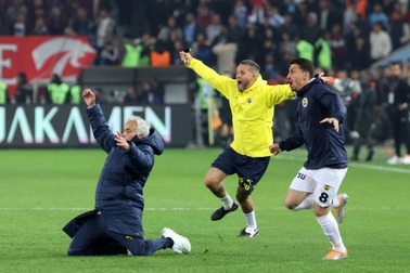 Mourinho ăn mừng cuồng nhiệt, chỉ trích trọng tài và lãnh đạo Fenerbahce