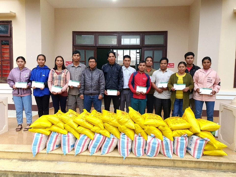 Phóng viên Dân trí cõng muối, gạo hỗ trợ dân tộc Cơ Tu bị lũ quét mất nhà - 8 Phóng viên Dân trí cõng muối, gạo hỗ trợ dân tộc Cơ Tu bị lũ quét mất nhà - 8