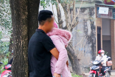 Người cha nói điều đặc biệt khi bước ra cổng trại giam ngày cận Tết