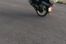 Đi xe máy không đội mũ còn bốc đầu, nam thanh niên nhận phạt