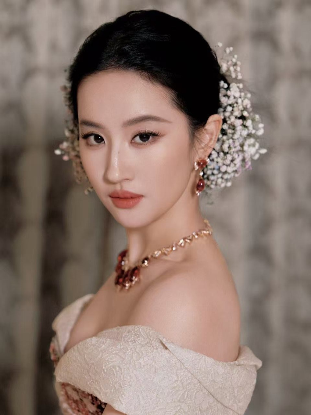 Pha xử lý sự cố tinh tế của Lưu Diệc Phi trên thảm đỏ - 2 Pha xử lý sự cố tinh tế của Lưu Diệc Phi trên thảm đỏ - 2