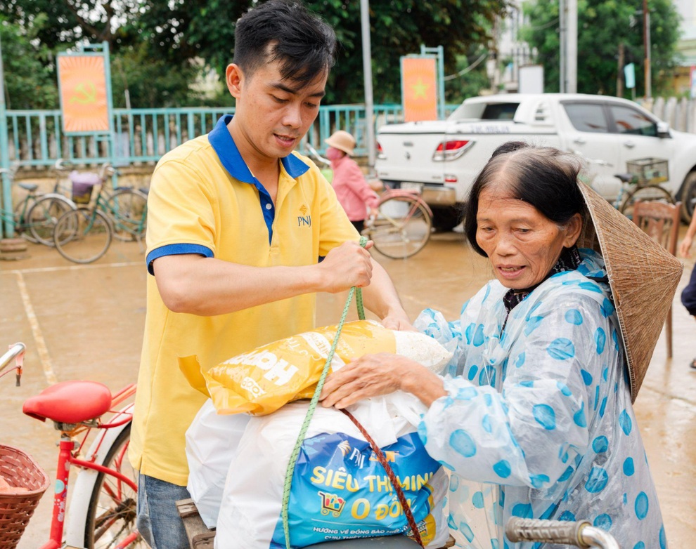 “Siêu thị mini 0 đồng” tiếp sức bà con Quy Nhơn hậu bão - 3