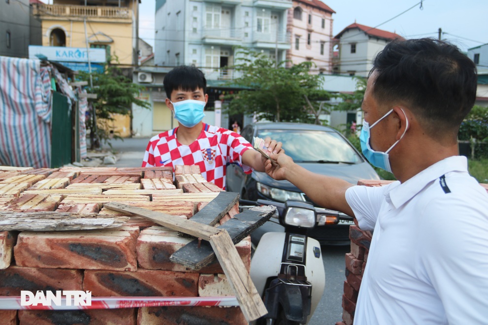 Hà Nội: Sau ghi nhận 6 ca F0, xã An Khánh lập 14 chốt phong tỏa - 12 Hà Nội: Sau ghi nhận 6 ca F0, xã An Khánh lập 14 chốt phong tỏa - 12