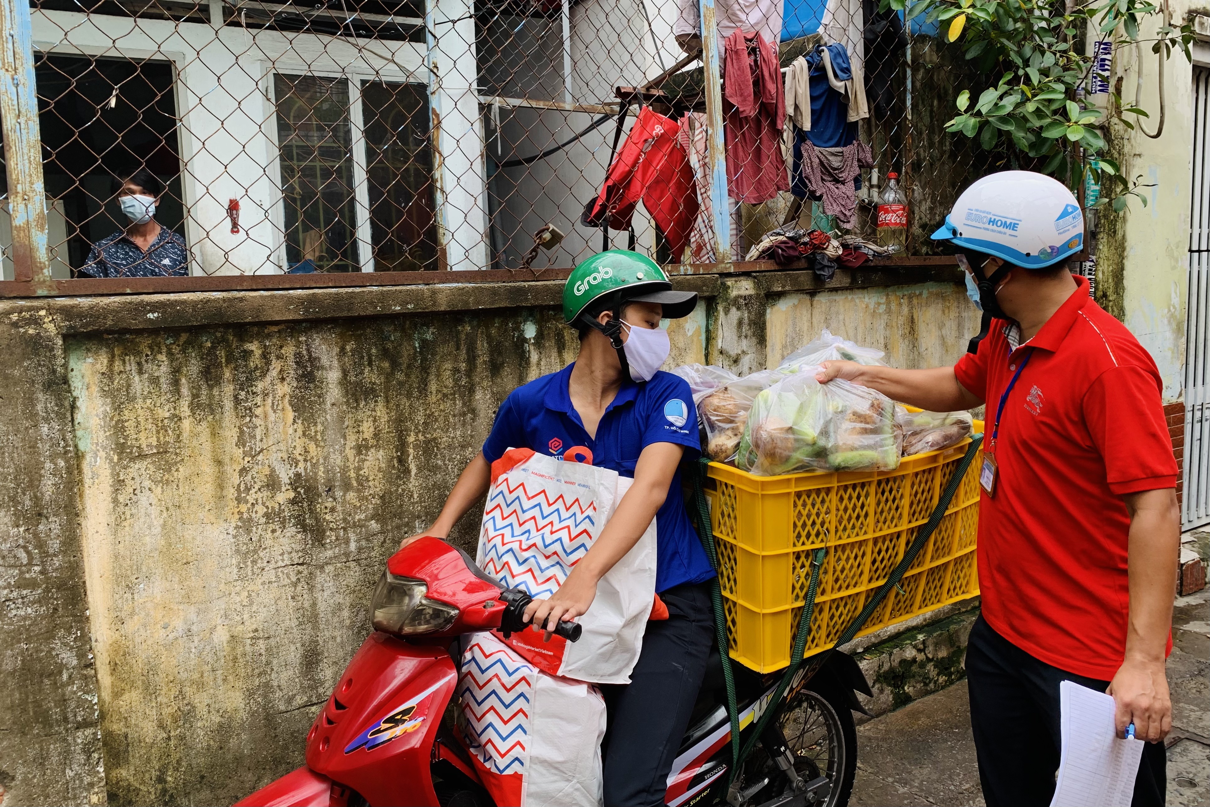 Túi an sinh đến với người dân xóm rác Sài Gòn - 3 Túi an sinh đến với người dân xóm rác Sài Gòn - 3