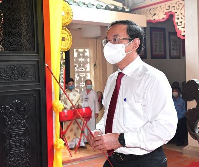 Bí thư Thành ủy TP.HCM Nguyễn Văn Nên cùng các đồng chí lãnh đạo TP.HCM xá tạ Đức tả quân Lê Văn Duyệt.