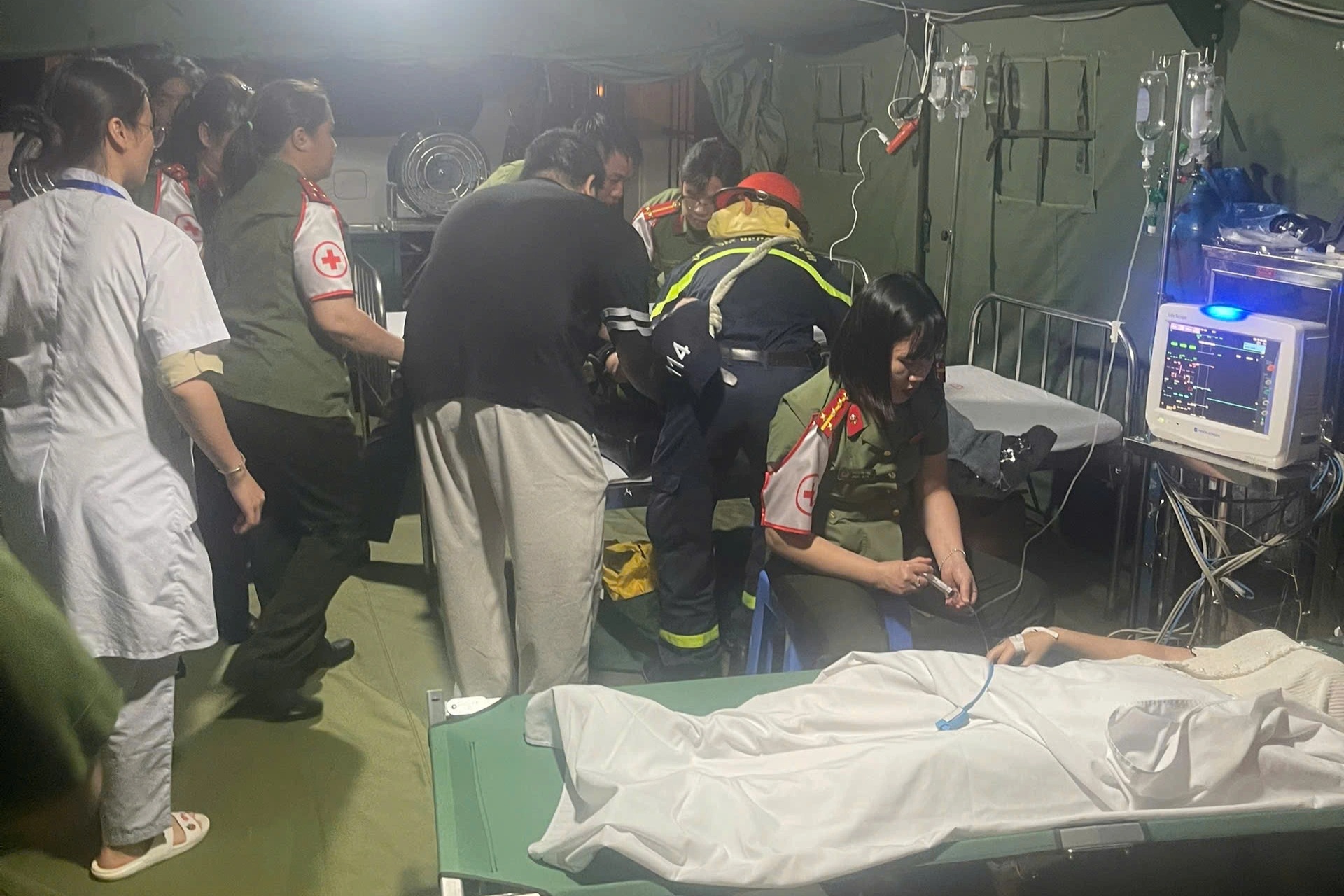 Cảnh sát PCCC kịp thời đưa bé gái bị ngất đi cấp cứu - 2