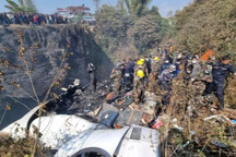 Video phút cuối của máy bay Nepal trước khi rơi khiến 64 người chết