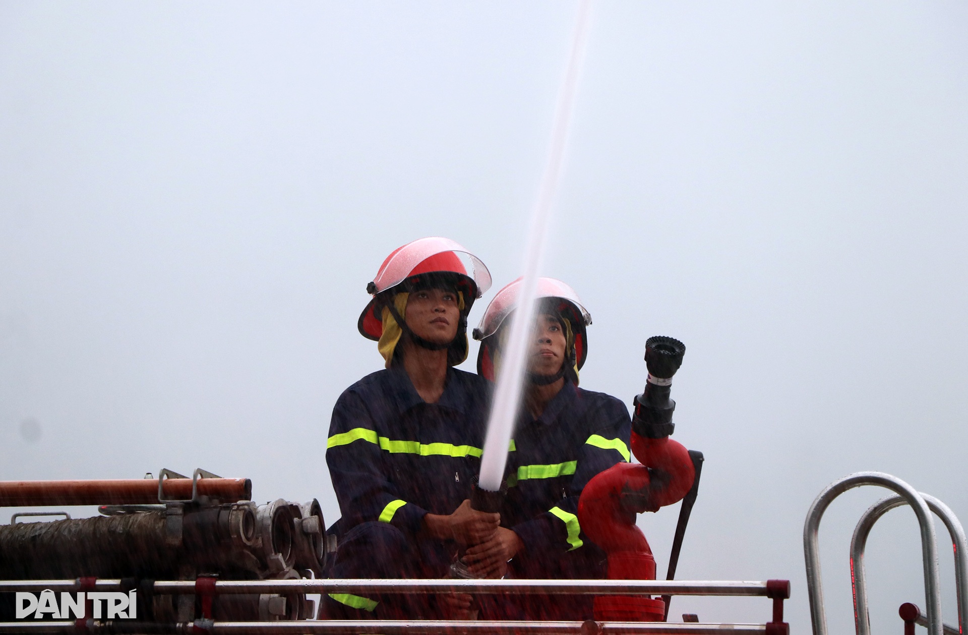 Hơn 600 người đội mưa dập đám cháy giả định ở sân bay Vinh - 7